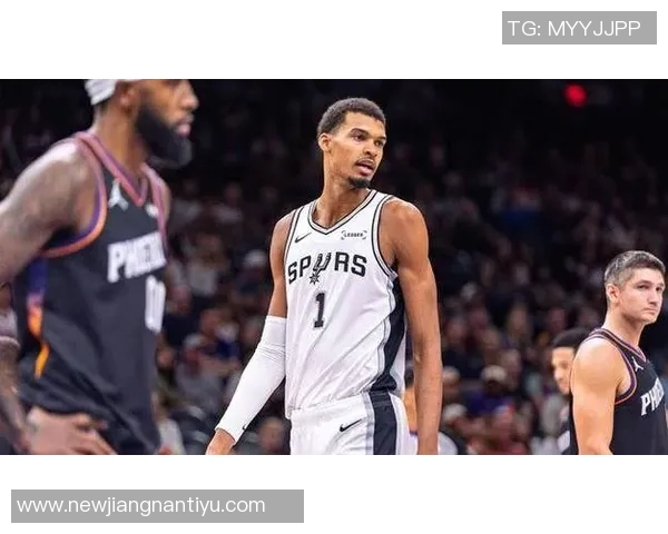 格雷森阿伦状态火热近三场场均24分助攻和抢断表现抢眼正负值高达19